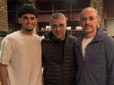  عکس/ رستوران گردی پژمان جمشیدی به همراه خانواده اش در تورنتو | اقتصاد24