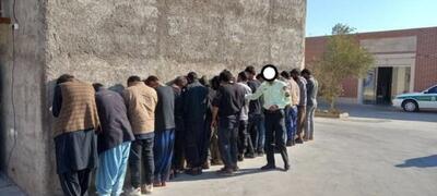  پلیس: توقیف یک خودروی ون با ۱۷ تبعه غیر مجاز افغان در آرادان