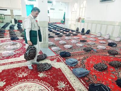  توزیع لوازم‌التحریر بین دانش‌آموزان احسان‌پذیر راسک