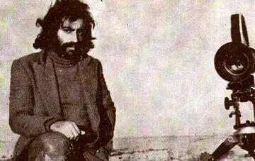  مسعود کیمیایی در حال مرتب کردن موهای محمد صالح‌علا؛ ۴۰ سال قبل/ عکس