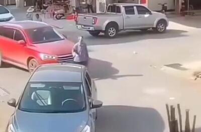  ببینید | تصادف عمدی راننده با عابر در حال عبور از خیابان