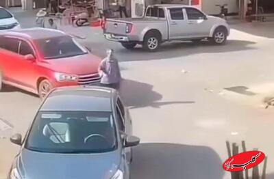  ببینید | تصادف عمدی راننده با عابر در حال عبور از خیابان - کلبه سرگرمی