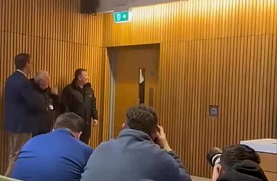  حضور سرزده و ناگهانی کریستیانو رونالدو در اتاق کنفرانس؛ شوخی ستاره پرتغالی با خبرنگاران - پارس فوتبال