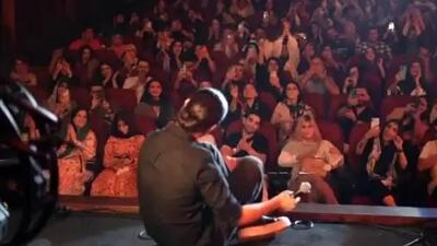  فیلم/ در کنسرت حامیم چه خبره؟؛ لحظاتی همراه با متلک‌پرانی و دیالوگهای بامزه بین این خواننده و تماشاگران کنسرتش