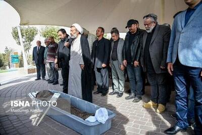  عکس چهره غمگین حسن پورشیرازی در صف نماز میت همایون ارشادی