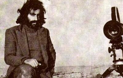  مسعود کیمیایی در حال مرتب کردن موهای محمد صالح‌علا