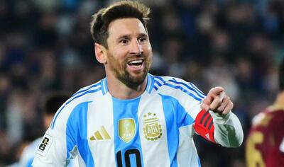  تجلیل باشگاه الچه از لیونل مسی در جریان تمرین تیم ملی آرژانتین / عکس