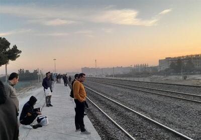  ازدحام در ریل‌باس تهران ـ پرند/ مسافران بهارستان ایستاده تا تهران می‌روند! - تسنیم
