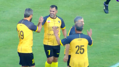  گل تماشایی عماد رضا در بازی پیشکسوتان سپاهان