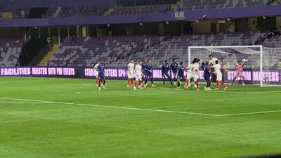  دروازه‌بان ضربه عزت‌اللهی را از روی خط بیرون کشید