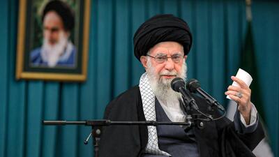  لحظاتی از حضور رهبر انقلاب در منزل خانواده‌ی شهیدان اعلمی + فیلم