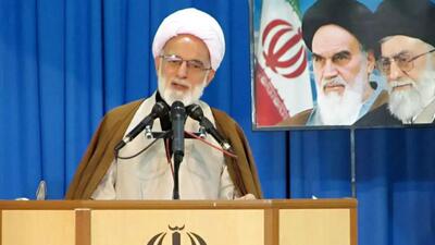  امام جمعه اراک: پرهیز از مصرف‌گرایی و اصلاح الگوی مصرف پیش‌نیاز توسعه اقتصادی است