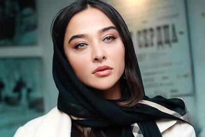  استایل خیره‌کننده آناهیتا درگاهی با پالتوی زرشکی در یک مراسم هنری تیتر اول شد!