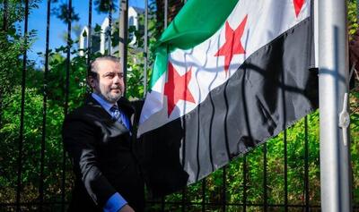  الشیبانی با برافراشتن پرچم سوریه در انگلیس:آغوش سوریه باز است/توافق احتمالی با اسرائیل در چارچوب بازسازی سوریه است/نقش روسیه در سوریه مانند گذشته نیست