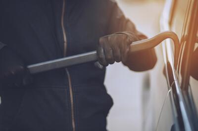  ببینید | سرقت مزدا در محدوده درب غربی استادیوم آزادی به راحتی در عرض کمتر از یک دقیقه