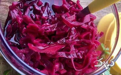 طرز تهیه ترشی گل کلم قرمز | چگونه ترشی کلم قرمز پاییزی درست کنیم؟ - مجله اینترنتی کولاک