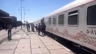  سرگردانی بیش از هزار مسافر در ایستگاه قطار گل گهر در گفتگوی اختصاصی با نماینده مجلس این شهر + صوت