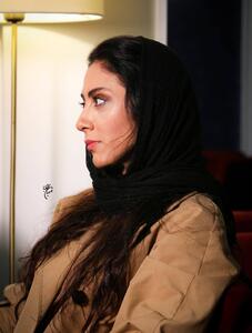  چهره متفکرانه مونا فرجاد با نگاهی معنادار