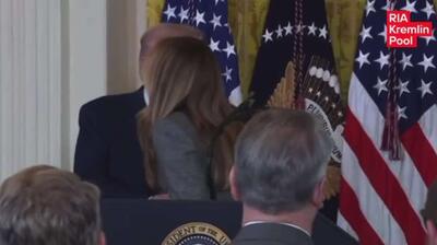  ملانیا ترامپ را بوسید