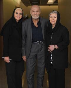  جمشید هاشم پور به همراه همسر و دخترش