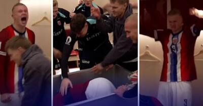  در آستانه راهیابی به جام جهانی برای اولین بار پس از سال 1998؛ جشن و پایکوبی ارلینگ هالند و بازیکنان نروژ در رختکن پس از پیروزی مقابل استونی