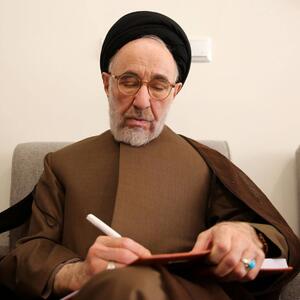  خاتمی: دولت اختیاراتش را پس بگیرد