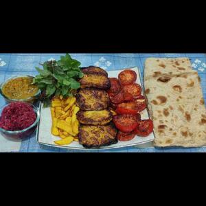  ناهار اول هفته..بادمجون وسیب زمینی و گوجه سرخ شده ،نان گرم و تازه پخت وترشی خونگی..😋..زندگی را سخت نگیریم تا به ما خوش بگذرد..🍁🌺🍁شروع هفته همراه با خوشی و تندرستی🤲🏻
