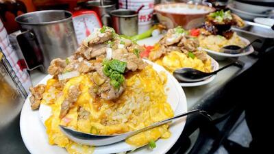  طرز تهیه املت برنج داغ در قلب غذاخیابانی‌های توکیو (فیلم)