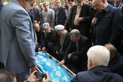  احمدی‌نژاد پس از مدت‌ها در تشییع خواهرش دیده شد