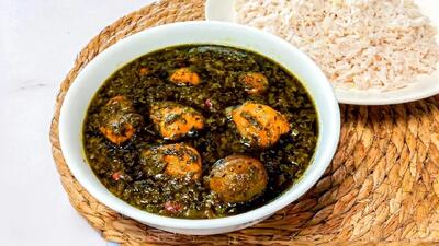  «طرز تهیه قورمه سبزی با مرغ؛ غذای سنتی ایرانی با طعمی متفاوت»