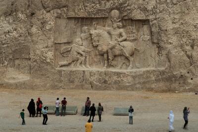  نمایش ملی‌گرایی یا تحریف تاریخ؟ / هزینه‌های میلیاردی درتهران برای بازسازی ماکت نقش رستم که در حال فرونشست است | اقتصاد24