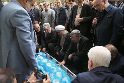  احمدی‌نژاد پس از مدت‌ها در مراسم تشییع خواهرش دیده شد | تصاویر