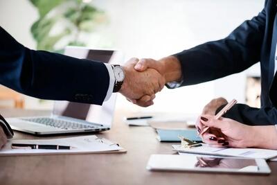  یک شرکت برای دریافت جواز باید چه کاری برای شما انجام دهد؟