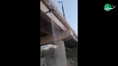  شاهکار مدیریت شهری؛ هدر رفت آب در انشعاب شرب شهرستان میناب در اوج کم‌آبی!