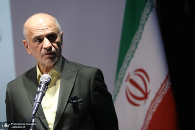  فرشاد مومنی: برخی با وارونه نشان‌دادن واقعیت بحران اقتصادی آرژانتین، تجربه «خاویر میلی» را تحسین می‌کنند/در آرژانتین بهای بازی آمریکا و چین را مردم می‌پردازند/ همین نسخه را برای ایران هم می‌خواهند/درکشوری با کمبود منابع ارزی تک‌نرخی شدن ارز توهمی پوچ است