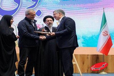  تقدیر از وزیر بهداشت در سومین رویداد جایزه ملی جوانی جمعیت - کلبه سرگرمی