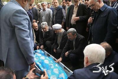  عکس محمود احمدی‌نژاد بالای سر پیکر خواهرش! - مجله اینترنتی کولاک