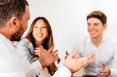  کار کوچکی که محبوبیت شما را در جمع تضمین می‌کند