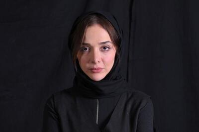  المیرا دهقانی در کنار فرهاد آئیش روی صحنه می‌رود