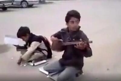  آواز جگرسوز؛ کودک کار وسط خیابون راجب مرگش آهنگ سنگ تراش آغاسی رو میخونه