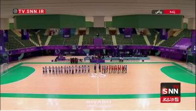  پخش سرود ملی در مسابقه هندبال  بخش زنان ایران و گینه در رقابت های همبستگی کشورهای اسلامی