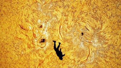  عکس تماشایی از پرش با چتر در پس‌زمینه‌ی قرص خورشیدی