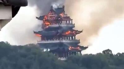  آتش‌سوزی در معبد یونگ‌کینگ در ژانگجیاگانگ، استان جیانگ‌سو، چین رخ داد و عمارت ونچانگ را ویران کرد
