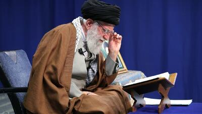  فواید و منافع انس با قرآن در بیانات رهبر انقلاب + فیلم