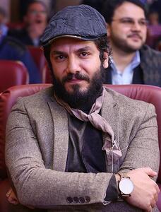  سلفی شلخته عباس غزالی با دخترش در آسانسور