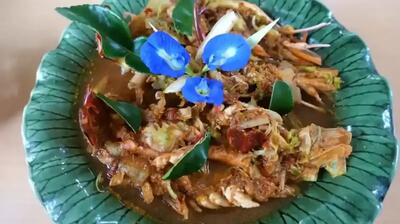  طرز پخت خوراک تند میگو و سبزیجات در خیابان‌های بانکوک (فیلم)
