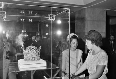  بازدید ملکه هلند از گنجینه جواهرات ایران؛ وقتی یولیانا مسحور تاج پهلوی شد(عکس)
