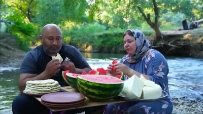  غذای روستایی در روسیه؛ پخت نان سنتی کنار رودخانه در جنگل (فیلم)