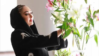  «الهام حمیدی» با پالتوی مشکی کارشده، مدلینگ یک برند شد (عکس)