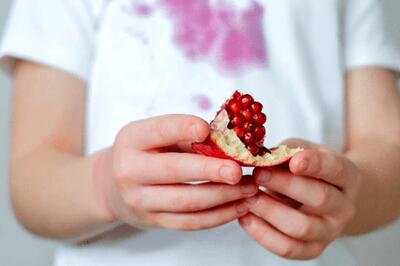  سریع‌ترین روش‌های پاک کردن لکه انار از لباس و مبل